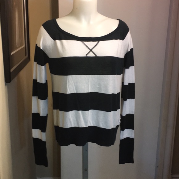 Like new sweater by Hurley - Picture 5 of 8